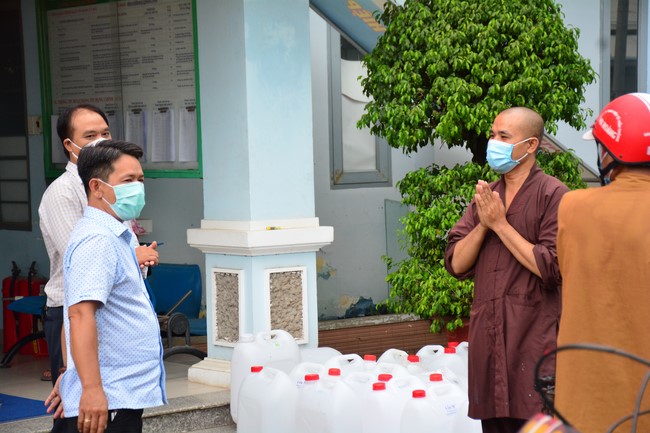 Continuing to support people in need in the Covid-19 pandemic of Hoang Phap Pagoda (series 4)